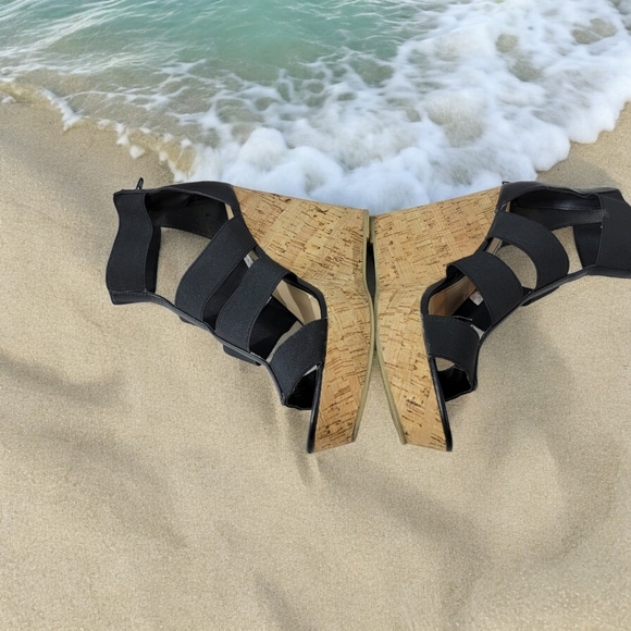 Steve Madden woman's size 9.5 5" platform heels with upper straps. Zip up backs. - Picture 6 of 6